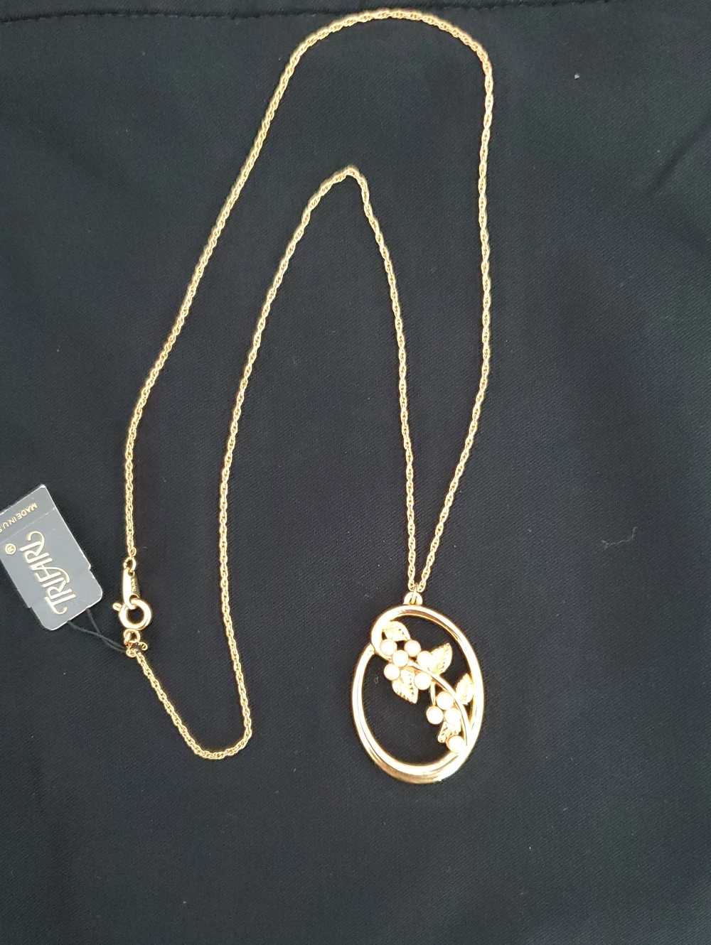 Vintage-Style Gold Floral Oval Pendant Necklace